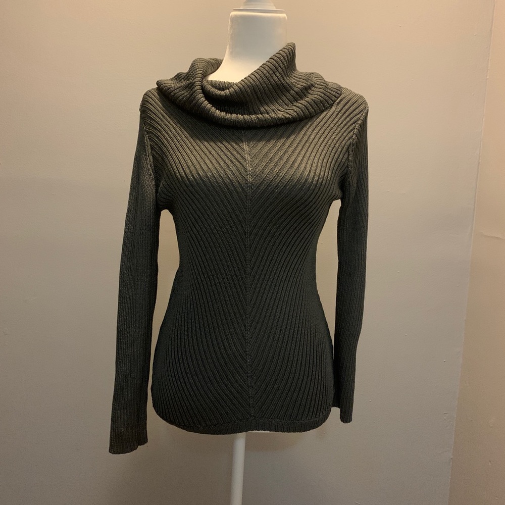 Flattering Cowl Neck gry, breathable well made